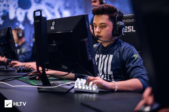 巴黎世家与PUBG联名合作引发时尚与游戏热潮